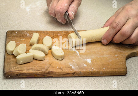 Die Klöße zu kochen. Stockfoto