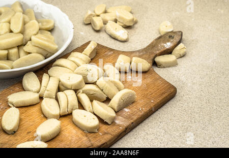 Rohe Kartoffel Knödel vorbereitet für das Kochen. Stockfoto