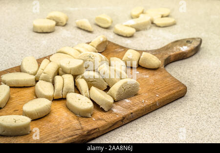 Rohe Kartoffel Knödel vorbereitet für das Kochen. Stockfoto