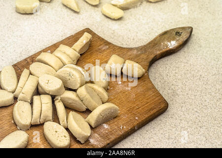 Rohe Kartoffel Knödel vorbereitet für das Kochen. Stockfoto