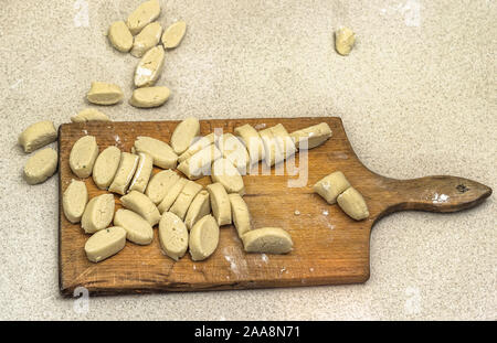 Rohe Kartoffel Knödel vorbereitet für das Kochen. Stockfoto