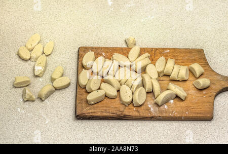 Rohe Kartoffel Knödel vorbereitet für das Kochen. Stockfoto