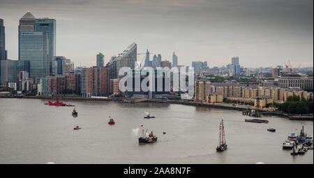 London, England, Großbritannien - 14 September, 2013: Traditionelles türkisches Cargo und Schlepper Boote und Schiffe Pass den Londoner Docklands Business District auf der Riv Stockfoto