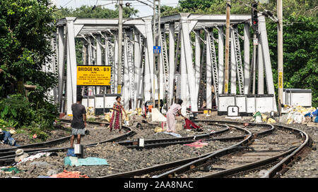 Kolkata, 20. August 2019 - ein slumgebiet auf dem indischen Gleise in der Nähe der neuen Station Alipore, Kolkata, Indien. Neu bau Stahl Brücke an der Dis Stockfoto