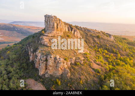 Frankreich, Saone-et-Loire, Pouilly, Maconnais, solutre der Roche de Solutre im Herbst (Luftbild) // Frankreich, Saône-et-Loire (71), Mâconnais, Solutré-Po Stockfoto