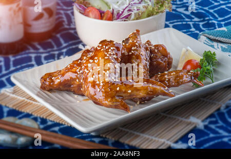 Im japanischen Stil Chicken Wing mit süßen Soße oder tebasaki. Stockfoto