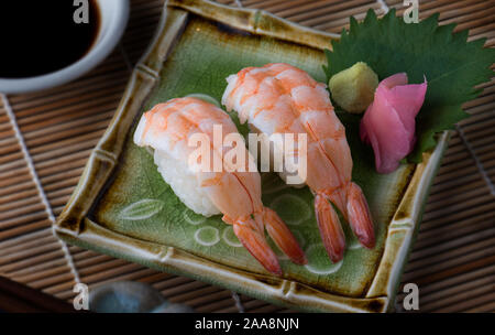 Garnelen Sushi servieren Einstellung im japanischen Stil. Stockfoto