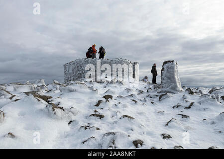 Wanderer auf dem Gipfel des Scafell Pike im Winter, Lake District, Cumbria, Großbritannien Stockfoto