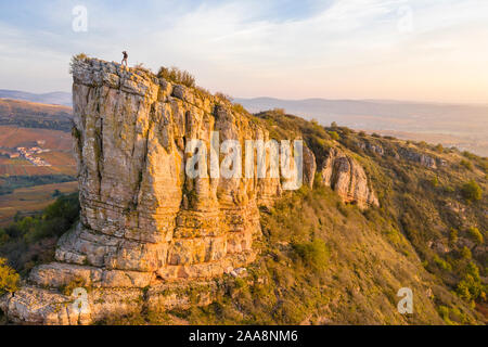 Frankreich, Saone-et-Loire, Pouilly, Maconnais, solutre der Roche de Solutre im Herbst (Luftbild) // Frankreich, Saône-et-Loire (71), Mâconnais, Solutré-Po Stockfoto