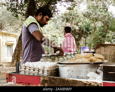 Howrah, West Bengal, Indien, Südasien Pac Dezember 2019 - Street Food Hersteller Shop in der Nähe von Kolkata city street. Stockfoto