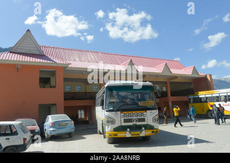 Sangla, Kinnaur, Himachal Pradesh, Indien Oktober 2019 - Neu erbaute HRTC (Himachal Road Transport Corporation) Bus stand in Sangla auf r Stockfoto