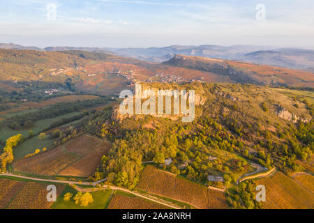 Frankreich, Saone-et-Loire, Pouilly, Maconnais, solutre der Roche de Solutre im Herbst mit den Roche de Vergisson im Hintergrund (Luftbild)//Fran Stockfoto