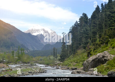 Majestic Jhelum River, einem Nebenfluss des Indus, fließt durch Kaschmir Tal, das von den Großen Himalaya und Pir Panjal Reichweite begrenzt. Jammu und Kashmi Stockfoto