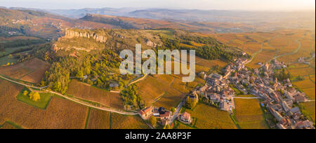 Frankreich, Saone-et-Loire, Maconnais, Solutre Pouilly, das Dorf und die VINYARD im Herbst (Luftbild) // Frankreich, Saône-et-Loire (71), Mâconnais, Sol Stockfoto