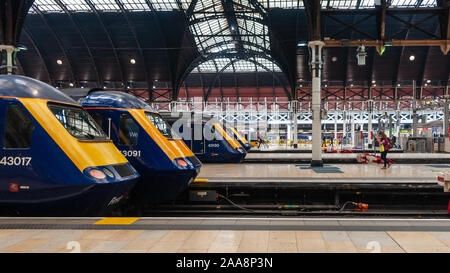 London, England, Großbritannien - 9. März 2013: Eine Reihe von First Great Western Railway Klasse 43 Intercity 125 Hochgeschwindigkeitszüge stand an den Prellböcken in Paddin Stockfoto