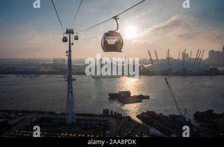 London, England, UK - 17. Februar 2013: Der Emirates Air Line Seilbahn überquert den Fluss Themse neben der O2-Arena an der North Greenwich im Osten von Londo Stockfoto