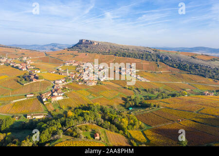 Frankreich, Saone-et-Loire, Maconnais, Vergisson, Dorf, Weinberg im Herbst und die Roche de Vergisson (Luftbild) // Frankreich, Saône-et-Loire (71), Mâc Stockfoto