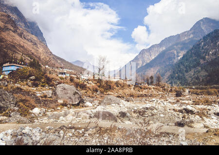 Malerische Berg Tal Landschaft an einem Sommermorgen Panoramablick. Stockfoto