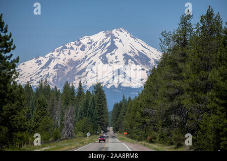 Autos auf einer zweispurigen Landstraße 89, die zu schneebedeckten Mount Shasta Stockfoto