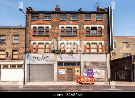 London, England, Großbritannien - 4. Mai 2011: verfallende Gebäude auf dem Alten Kent Road, eine Sanierung Gelegenheit Bereich in Inner London. Stockfoto