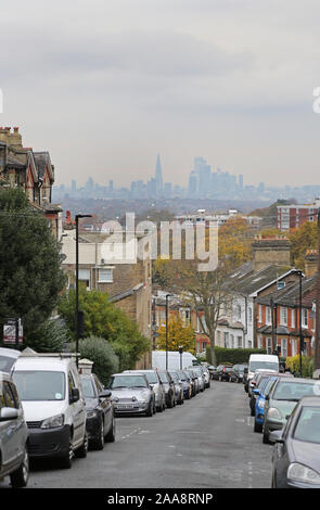 Blick nach Norden auf die Londoner Skyline von Crystal Palace, UK. Zeigt Autos auf Woodland Straße geparkt werden. Stockfoto