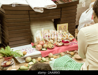 Seitenansicht eines Geschäftsmannes, Diwali Lakshmi Ganesha Puja vidhi (Rituale) an Dhanteres Zeit zu Hause. Lakshmi ist hinduistische Göttin der Reichtum, Vermögen ein Stockfoto