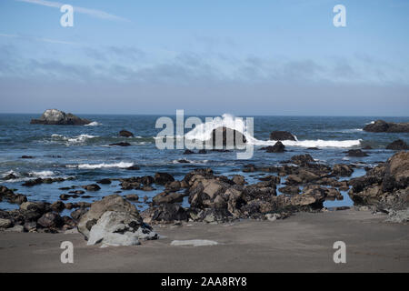 Spritzwasser, am Ufer eines felsigen Ufer entlang der California Beach Küste Stockfoto