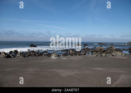 Schwarzer Sand, Felsstrand mit Tide Pools auf portugiesischen Strand Stockfoto