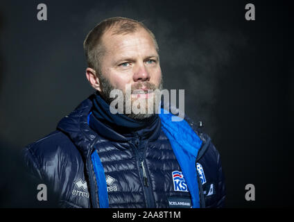 High Wycombe, UK. Nov, 2019 19. Island U21-Assistant Manager Eiður Guðjohnsen (Eidur Gudjohnsen) während der internationalen Match zwischen England U20 und U21 im Adams Island Park, High Wycombe, England am 19. November 2019. Foto von Andy Rowland. Credit: PRiME Media Images/Alamy leben Nachrichten Stockfoto
