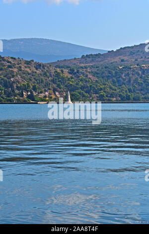 Ein Blick auf die Wasseraufnahme von Argostoli, in Richtung des Dorfes Drapano mit seiner hübschen Kirche sichtbar. Spektakuläre Bergkette dahinter. Stockfoto
