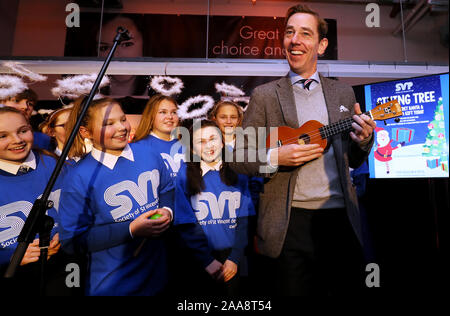 RTE Moderator Ryan Tubridy mit Mitgliedern der Primary School die St. Joseph's, Tipperary, Chor an der Produkteinführung der St. Vincent de Paul jährliche Appell an ihrem Hauptsitz in Dublin. Die SVP hat wieder Kinder in den Mittelpunkt ihrer jährlichen Aufruf gesetzt, daß dieses ist, weil Sie die Schwächsten sind. Stockfoto