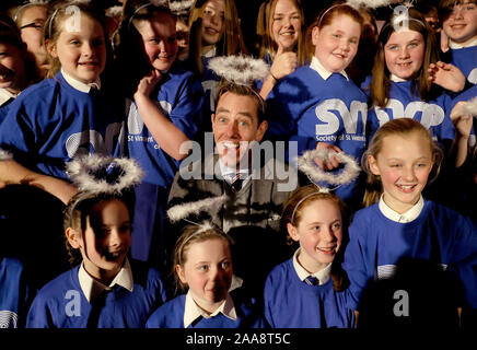 RTE Moderator Ryan Tubridy mit Mitgliedern der Primary School die St. Joseph's, Tipperary, Chor an der Produkteinführung der St. Vincent de Paul jährliche Appell an ihrem Hauptsitz in Dublin. Die SVP hat wieder Kinder in den Mittelpunkt ihrer jährlichen Aufruf gesetzt, daß dieses ist, weil Sie die Schwächsten sind. Stockfoto