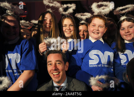 RTE Moderator Ryan Tubridy mit Mitgliedern der Primary School die St. Joseph's, Tipperary, Chor an der Produkteinführung der St. Vincent de Paul jährliche Appell an ihrem Hauptsitz in Dublin. Die SVP hat wieder Kinder in den Mittelpunkt ihrer jährlichen Aufruf gesetzt, daß dieses ist, weil Sie die Schwächsten sind. Stockfoto