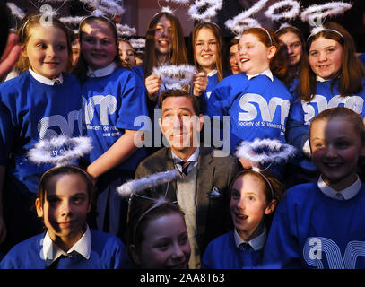 RTE Moderator Ryan Tubridy mit Mitgliedern der Primary School die St. Joseph's, Tipperary, Chor an der Produkteinführung der St. Vincent de Paul jährliche Appell an ihrem Hauptsitz in Dublin. Die SVP hat wieder Kinder in den Mittelpunkt ihrer jährlichen Aufruf gesetzt, daß dieses ist, weil Sie die Schwächsten sind. Stockfoto