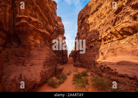 Höhle von Wadi Rum Wüste im südlichen Jordanien Stockfoto