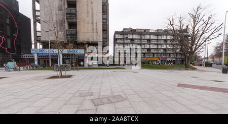 London, England, UK - April 5, 2011: Hoher Rat Gehäuse tower blocks Kontrast mit modernen Regeneration am Bandschneidwerk Immobilien im Elephant und Cas Stockfoto