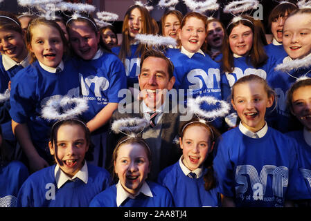 RTE Moderator Ryan Tubridy mit Mitgliedern der Primary School die St. Joseph's, Tipperary, Chor an der Produkteinführung der St. Vincent de Paul jährliche Appell an ihrem Hauptsitz in Dublin. Die SVP hat wieder Kinder in den Mittelpunkt ihrer jährlichen Aufruf gesetzt, daß dieses ist, weil Sie die Schwächsten sind. Stockfoto