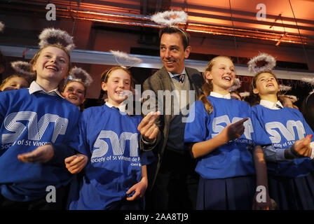 RTE Moderator Ryan Tubridy mit Mitgliedern der Primary School die St. Joseph's, Tipperary, Chor an der Produkteinführung der St. Vincent de Paul jährliche Appell an ihrem Hauptsitz in Dublin. Die SVP hat wieder Kinder in den Mittelpunkt ihrer jährlichen Aufruf gesetzt, daß dieses ist, weil Sie die Schwächsten sind. Stockfoto