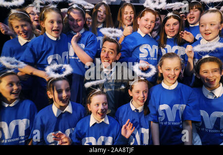 RTE Moderator Ryan Tubridy mit Mitgliedern der Primary School die St. Joseph's, Tipperary, Chor an der Produkteinführung der St. Vincent de Paul jährliche Appell an ihrem Hauptsitz in Dublin. Die SVP hat wieder Kinder in den Mittelpunkt ihrer jährlichen Aufruf gesetzt, daß dieses ist, weil Sie die Schwächsten sind. Stockfoto