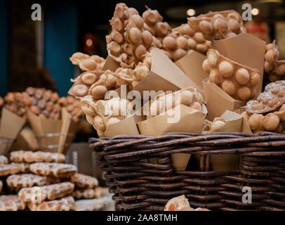 Straße Essen, viele Waffeln in einem Korb auf den Straßen Europas Stockfoto