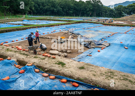 Gyeongju, Korea, 30. September 2019: Wolseong palace Ausgrabungsstätte mit Archäologen arbeiten in Gyeongju Südkorea Stockfoto