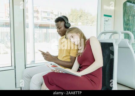 Junge-Mädchen Paare sitzen auf den Bus. Stockfoto