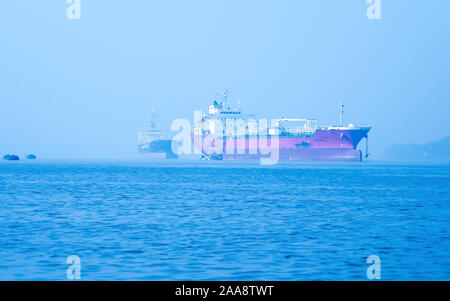 Querformat von großen und schweren rusty Cargo Container Schiff auf dem Fluss für den Transport von Erdöl. Internationalen Versand von Import und Export bus Stockfoto