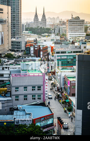 Daegu, Korea, 30. September 2019: Vertikale Stadtbild von Daegu City bei Sonnenuntergang mit Kirche auf Cheongna Hill in Daegu in Südkorea Stockfoto