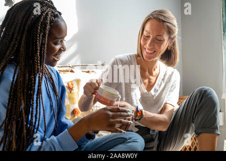 Zwei Freunde Tee trinken zu Hause Stockfoto