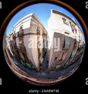 Barri Gotic Viertel, Barcelona. Fish Eye Blick auf das alte gotische Viertel von Barcelona, Spanien, mit seinen engen Gassen und hohen Wohnblocks. Stockfoto