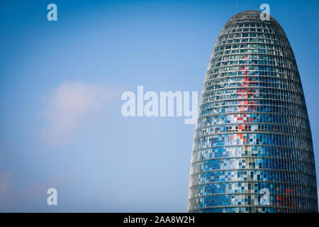 Torre Agbar Gebäude. Detail der berühmten Barcelona, Spanien, Wahrzeichen, ein 38-stöckiges Hochhaus mit einer charakteristischen Fassade. Stockfoto