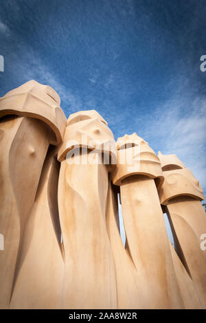 Gaudi Schornstein Töpfe. Abstrakte skulpturale Detail vom Schornstein Töpfe auf der Gaudi entworfenen Casa Mila Gebäude in Barcelona, Spanien. Stockfoto