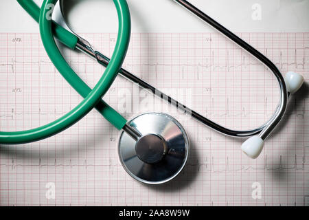 Stethoskop auf einem elektrokardiogramm Papier Stockfoto