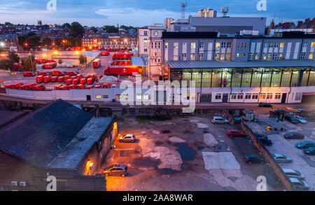 London, England, UK - 27. August 2010: Royal Mail Lastkraftwagen und Transporter laden und Mount Pleasant Sortierung Büro im Clerkenwell Nachbarschaft o Entladen Stockfoto